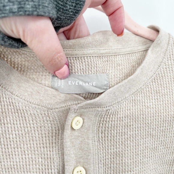 Everlane Henley Waffle Knit Thermal Shirt Sz L Tan Cropped Pullover Long Sleeve - Picture 5 of 6